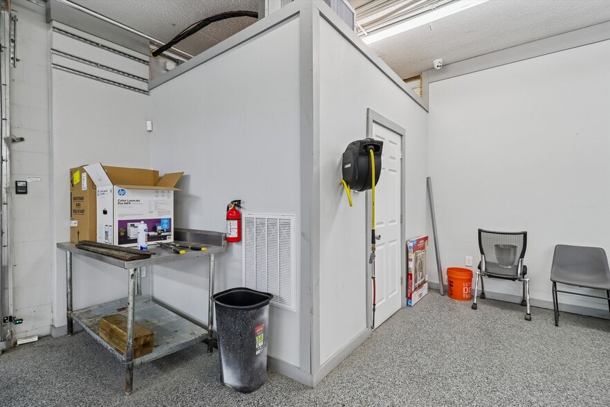 More Photos Of 1525 E Army Post Rd, Des Moines Auto Repair For Sale