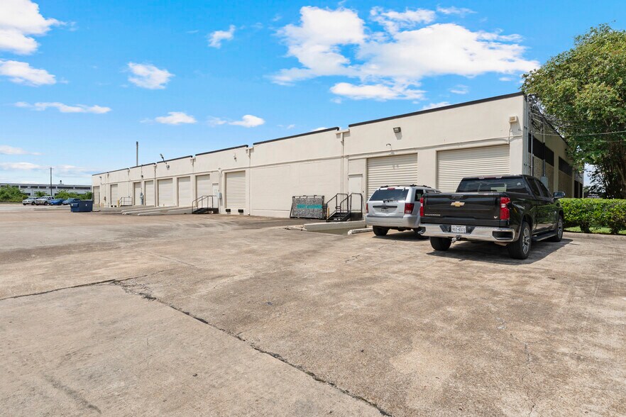 More Photos Of 4025 Willowbend Blvd, Houston Unknown For Lease