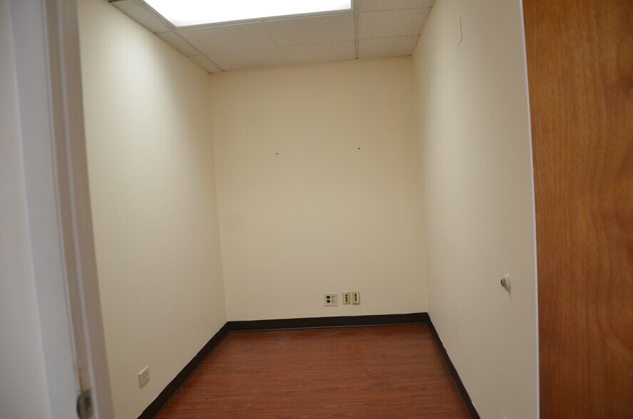 More Photos Of 4255 Westbrook Dr, Aurora Medical For Lease