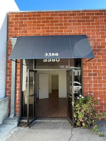 More Photos Of 3380 Livonia Ave, Los Angeles Light Manufacturing For Lease