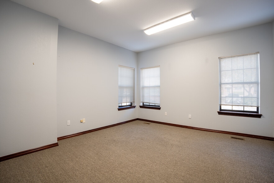 More Photos Of 1900 E 15th St, Edmond Office For Sale