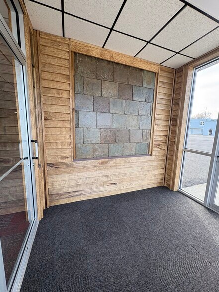 More Photos Of 901 E 9th St, Rochester Showroom For Sale