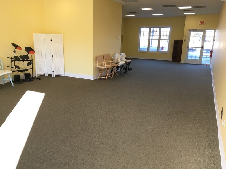 More Photos Of 105 New England Pl, Stillwater Storefront Retail Office For Lease