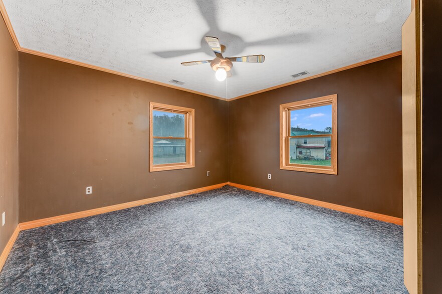 More Photos Of 154 Bridge St, Junior Restaurant For Sale