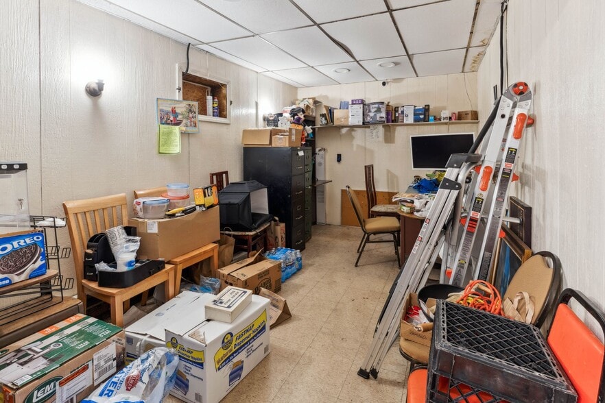 More Photos Of 117 Clinton St, Shrewsbury Freestanding For Sale