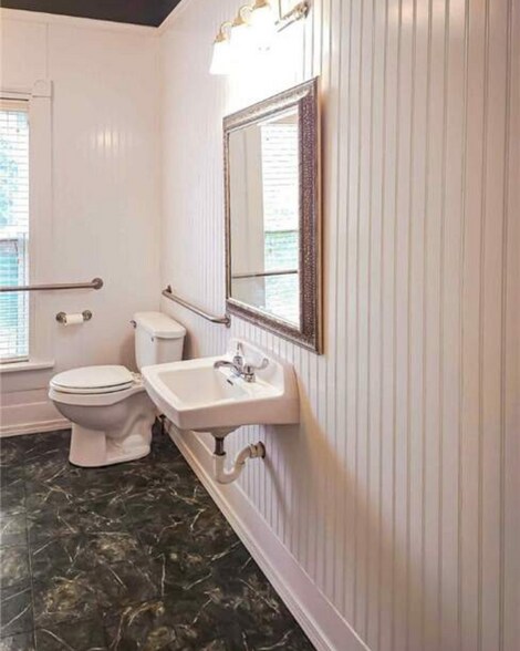 More Photos Of 1301 W Main St, Clarksville Office For Sale