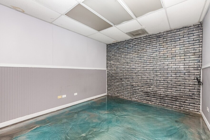 More Photos Of 4700 W 137th St, Crestwood Warehouse For Lease