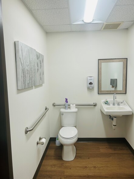 More Photos Of 660 Lanier Park Dr, Gainesville Medical For Lease