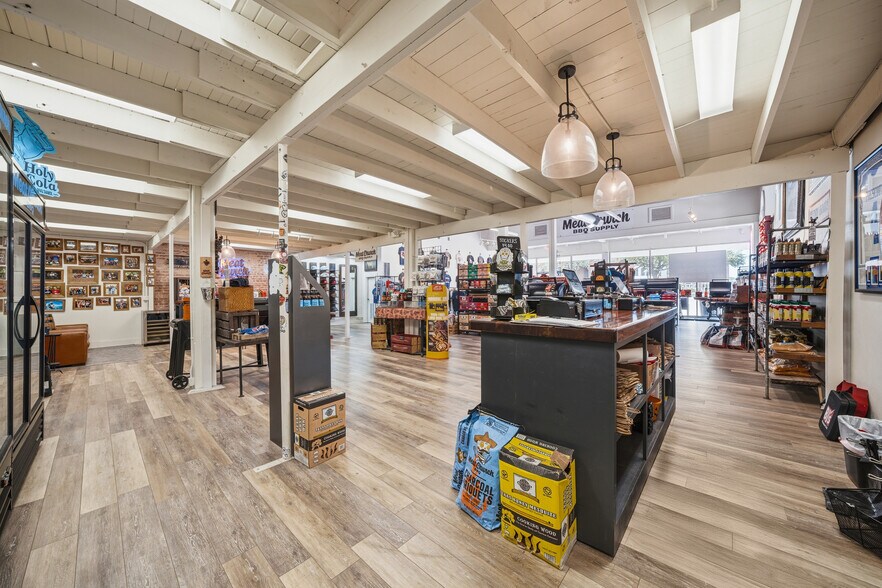 More Photos Of 114 W Main St, Waxahachie Storefront For Lease