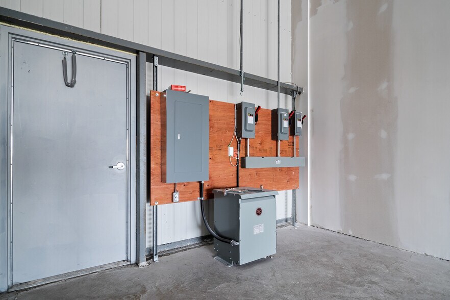 More Photos Of 1325 Centennial Dr, Kingston Light Distribution For Lease