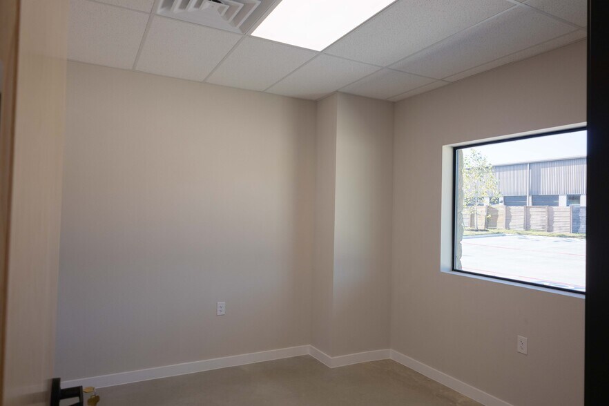 More Photos Of 720 S Bell Blvd, Cedar Park Warehouse For Lease