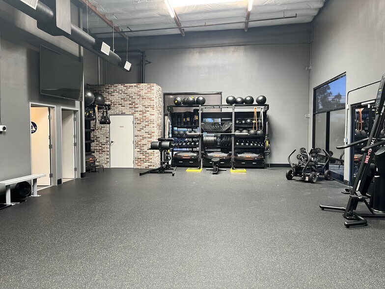 More Photos Of 1090 Lawrence Dr, Newbury Park Showroom For Lease