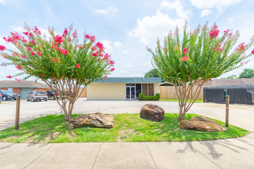 More Photos Of 1722 Monarch Oaks St, Houston Office For Lease