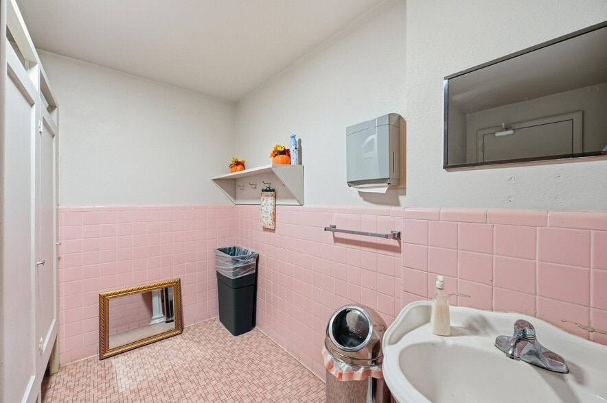 More Photos Of 1519 Circle Park Blvd, Fort Worth Religious Facility For Sale