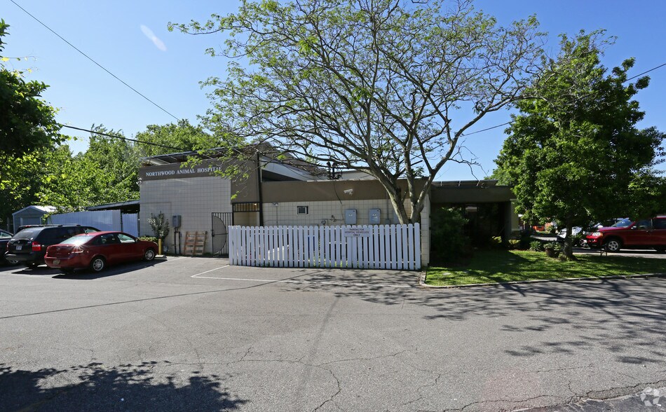 More Photos Of 1881 N Martin Luther King Jr Blvd, Tallahassee Veterinarian Kennel For Lease