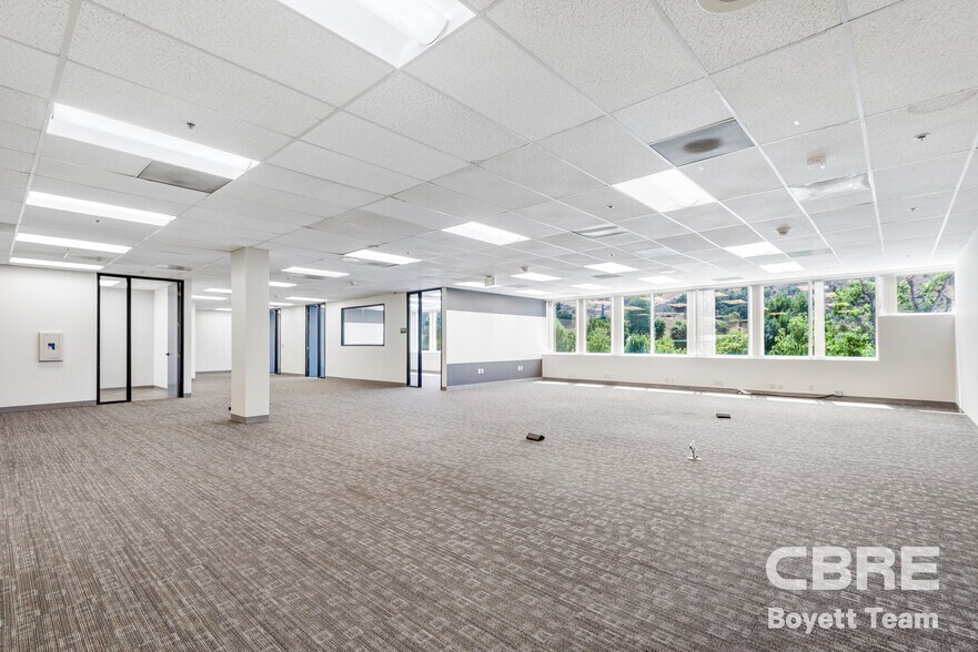More Photos Of 26025 Mureau Rd, Calabasas Office For Sale