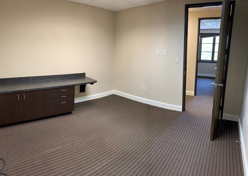 More Photos Of 401 Ranch Road 620 S, Lakeway Medical For Sale