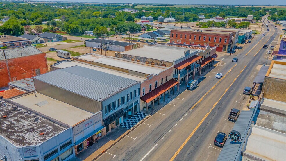 More Photos Of 221 S Main St, McGregor Storefront Retail Office For Sale