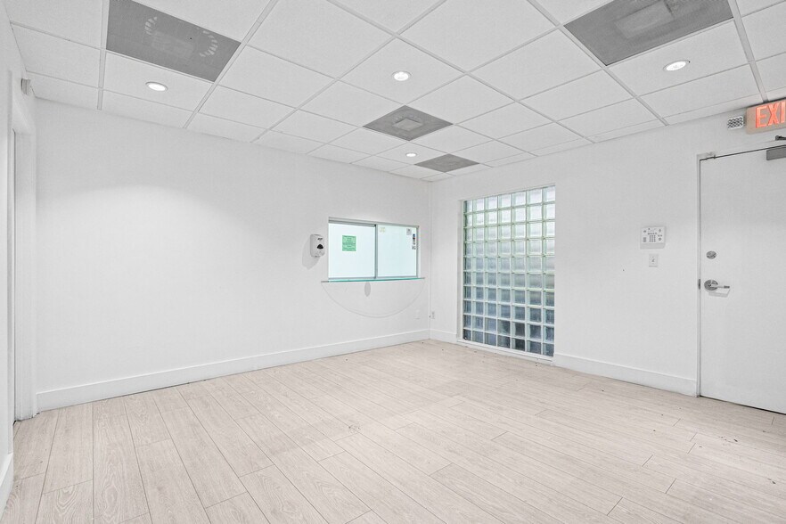 More Photos Of 6330 Manor Ln, South Miami Office For Lease