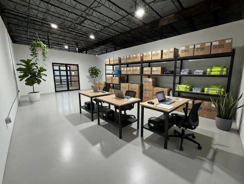 More Photos Of 600 S 1st St, Rogers Warehouse For Lease