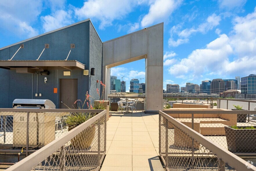 More Photos Of 1430 Dragon St, Dallas Office For Lease