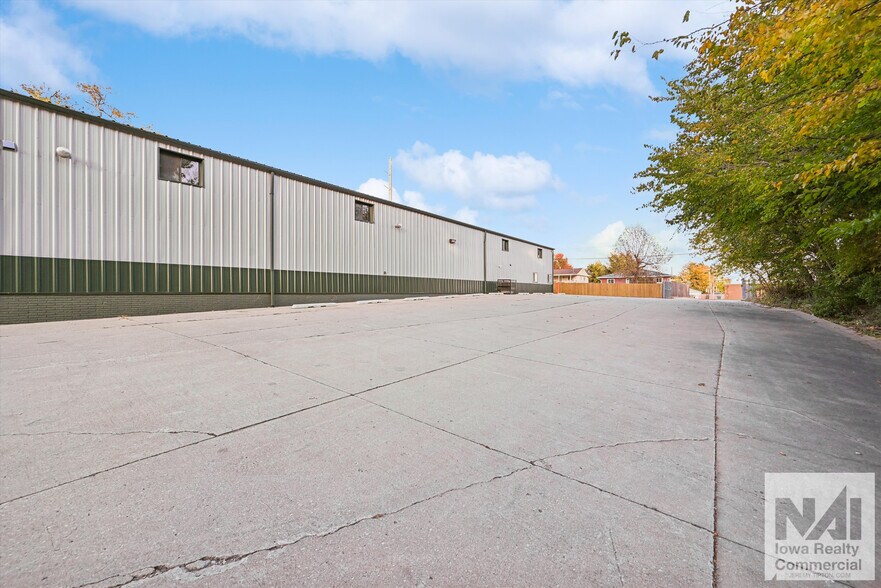 More Photos Of 1402 SW 18th St, Cedar Rapids Warehouse For Sale