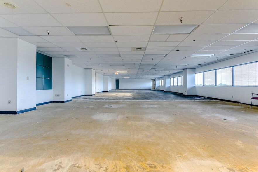 More Photos Of 2350 Valley View Ln, Dallas Loft Creative Space For Lease