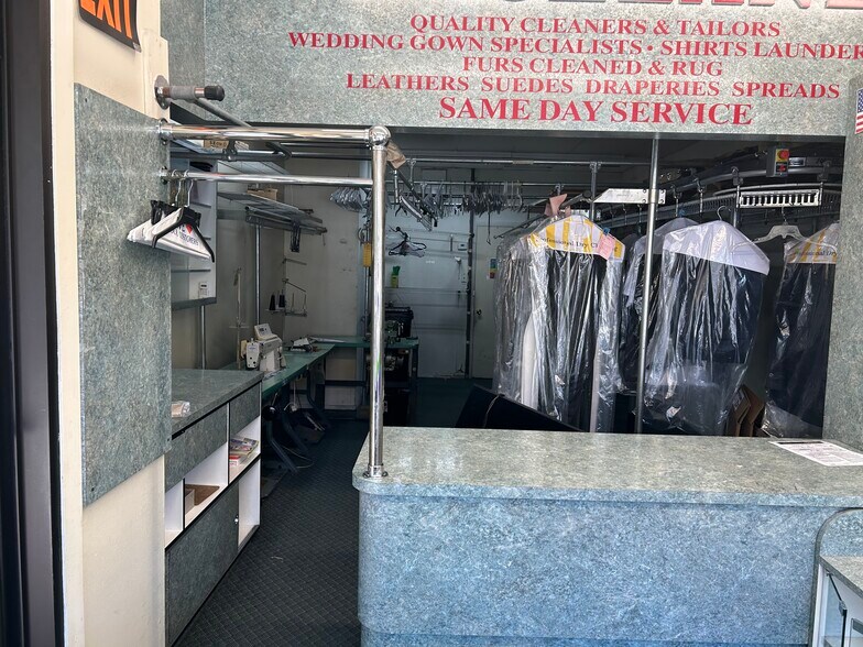 More Photos Of 4538 Bell Blvd, Bayside General Retail For Lease