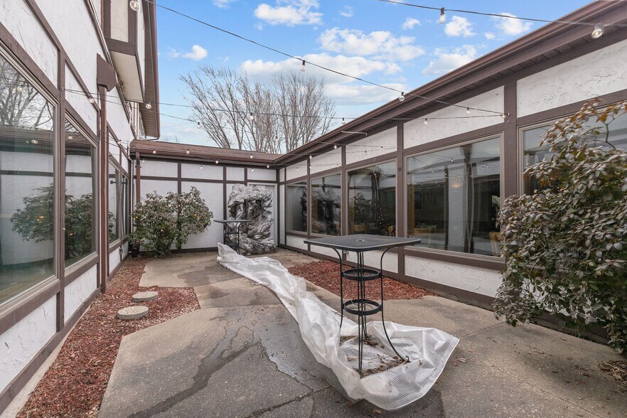 More Photos Of 1101 W North Ave, Little Chute Restaurant For Lease