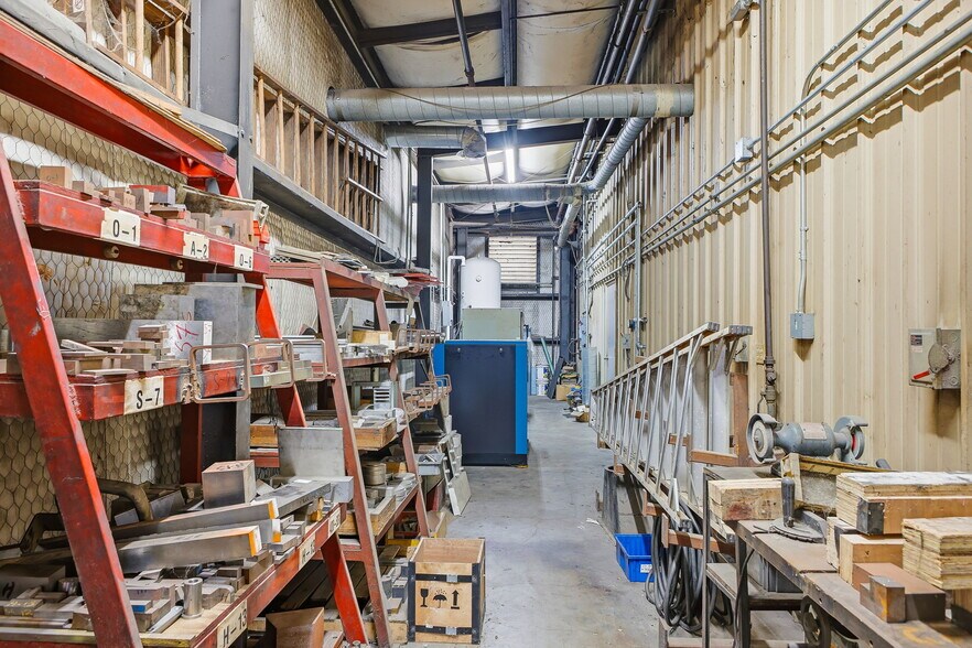 More Photos Of 315 N Park Dr, San Antonio Warehouse For Sale