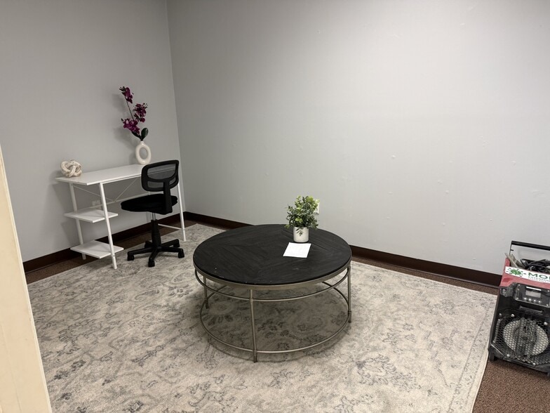 More Photos Of 4707 W Gandy Blvd, Tampa Storefront Retail Office For Lease