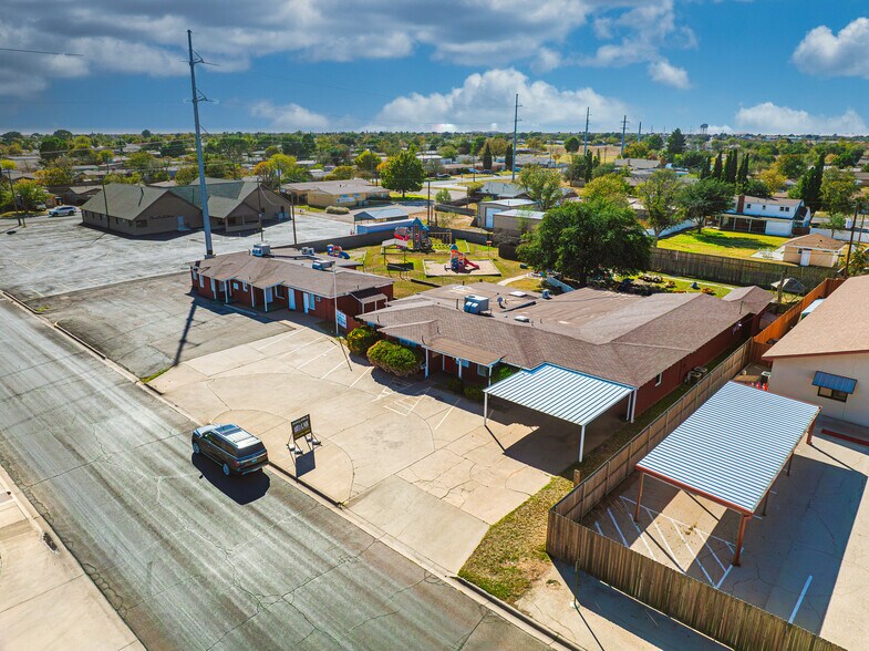 More Photos Of 1005 Austin St, Midland Storefront For Sale