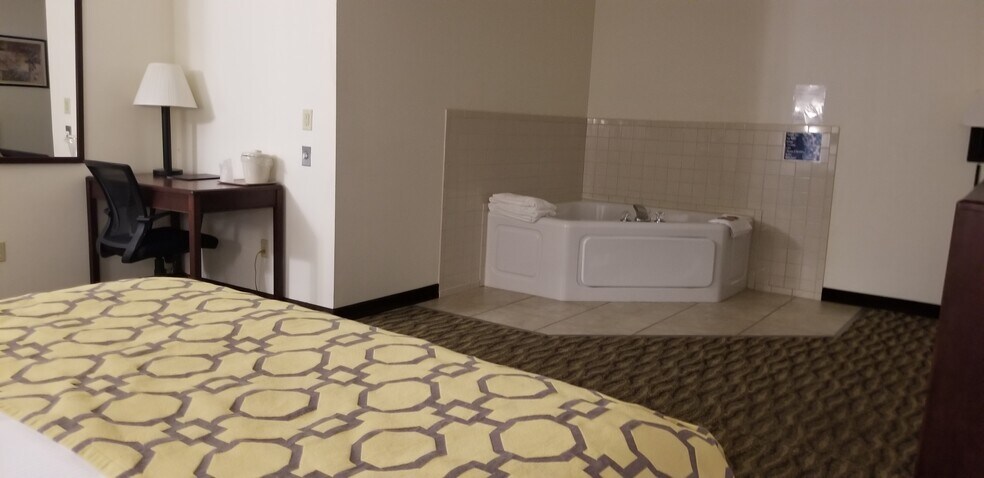 More Photos Of 5015 Ridgeway Dr, Harlan Hotel For Sale