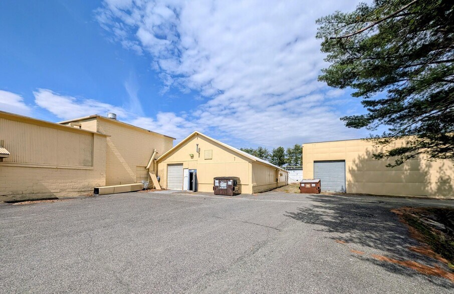More Photos Of 20 N Front St, Bally Distribution For Sale