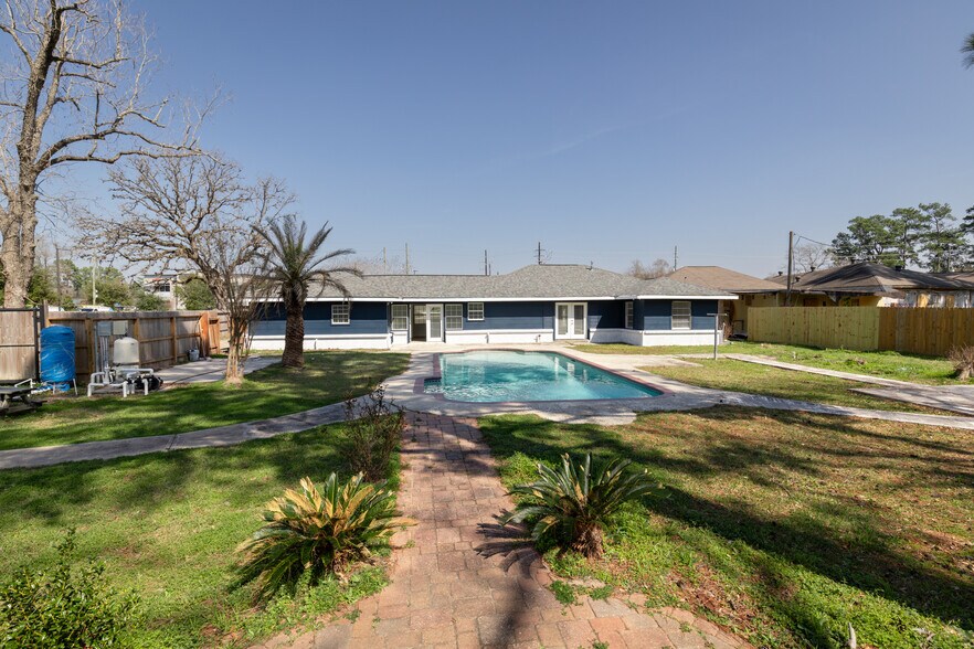 More Photos Of 14135 Huffmeister Rd, Cypress Freestanding For Lease