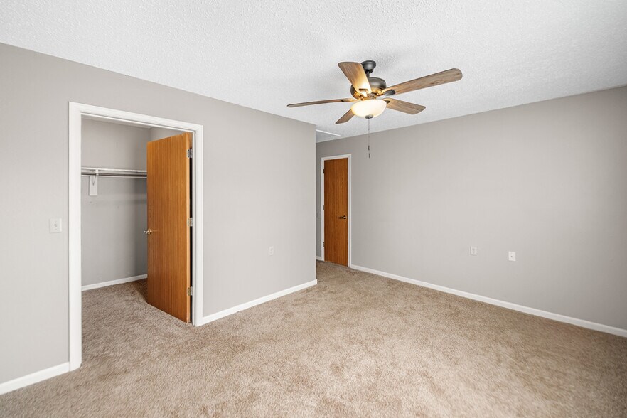 More Photos Of 408 SE 7th St, Oak Grove Apartments For Sale