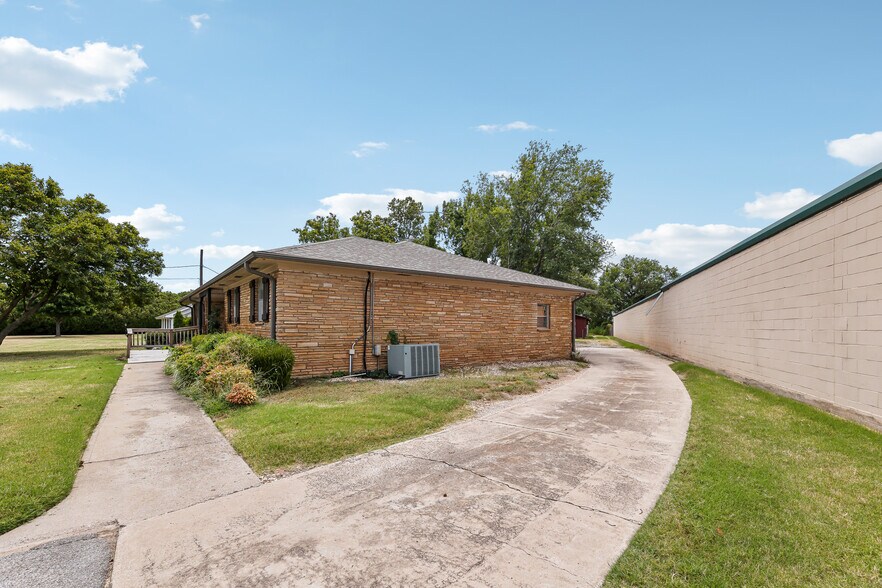 More Photos Of 930 W Main St, Jenks Medical For Sale