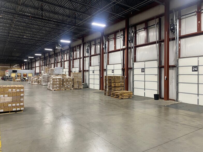 More Photos Of 415 E 13th St, Andover Manufacturing For Lease
