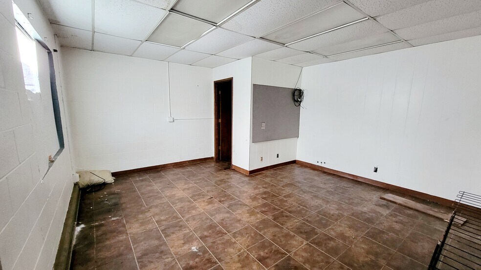 More Photos Of 2060 Warner St NE, Salem Warehouse For Sale