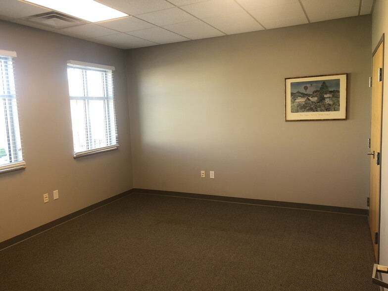 More Photos Of 996 Wilkinson Trce, Bowling Green Office For Lease