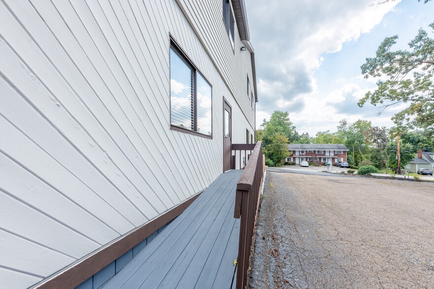 More Photos Of 238 Moon Clinton Rd, Coraopolis General Retail For Lease