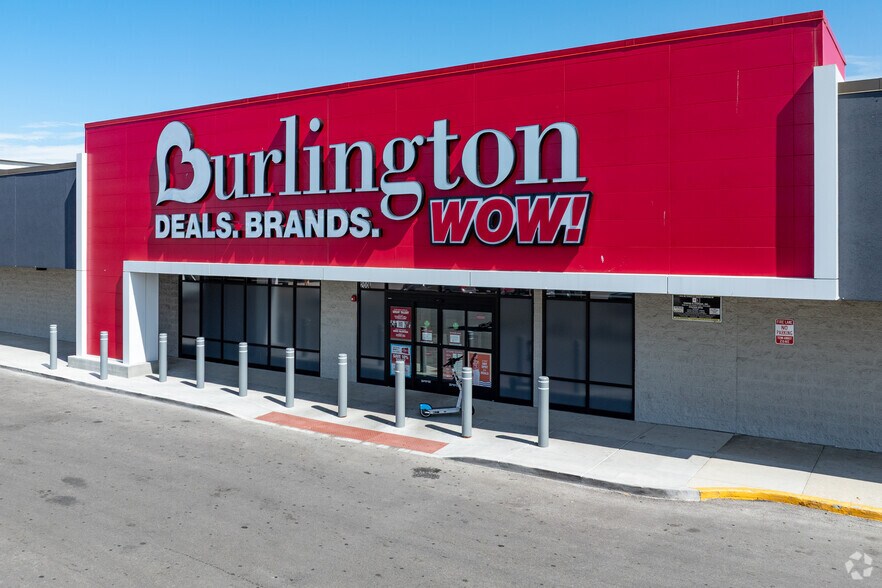 More Photos Of 800 N Kedzie Ave, Chicago Unknown For Lease