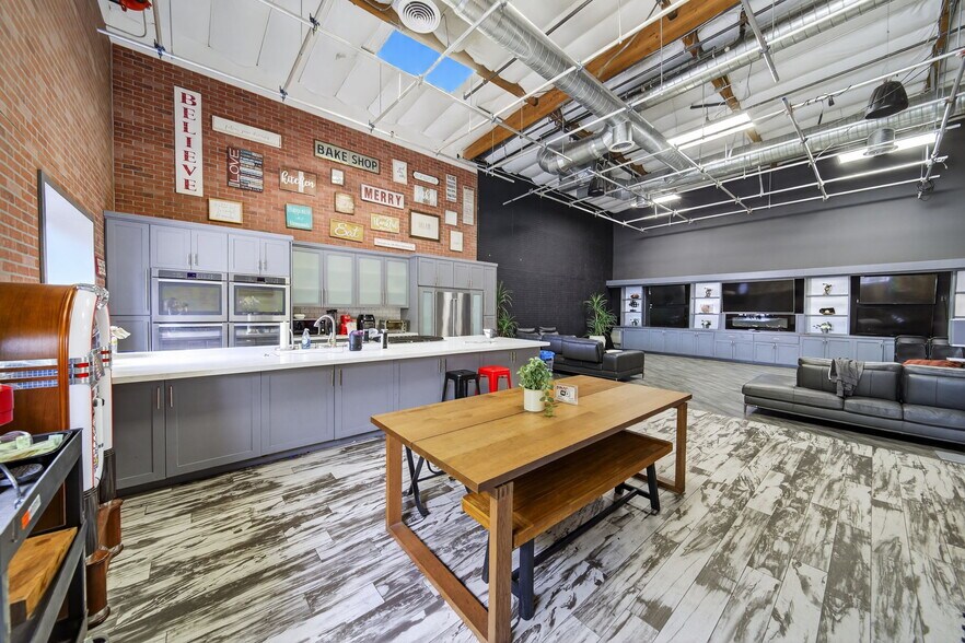More Photos Of 20938 Osborne St, Canoga Park Warehouse For Sale