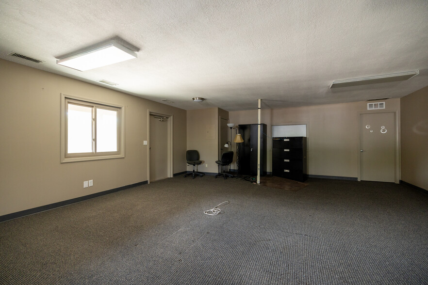 More Photos Of 11108 N Oak Tfwy, Kansas City Office For Lease