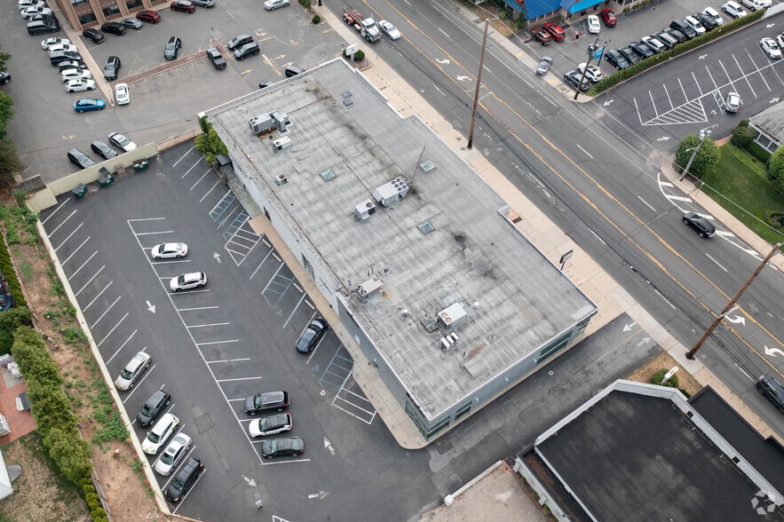 More Photos Of 1577-1595 Northern Blvd, Manhasset Storefront For Lease