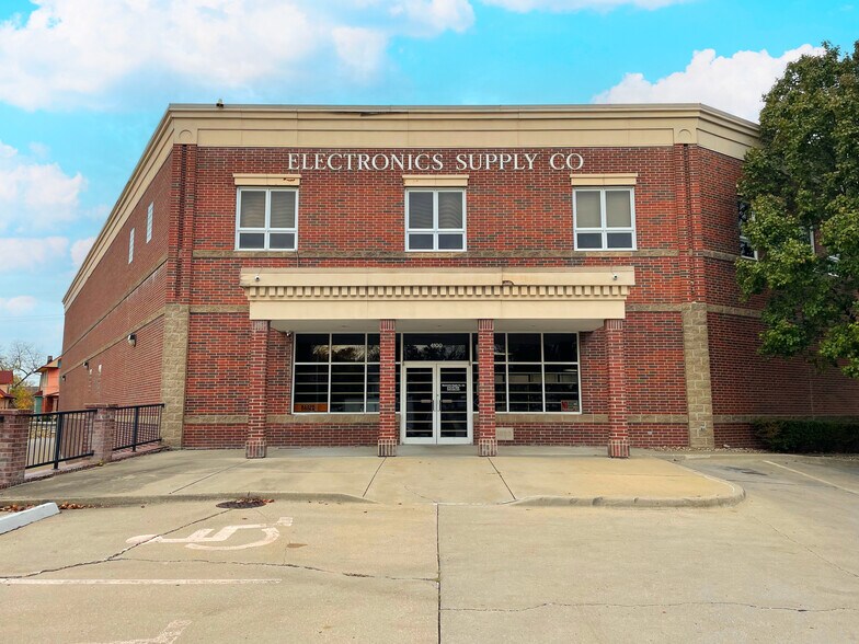 More Photos Of 4100 Main St, Kansas City Showroom For Sale