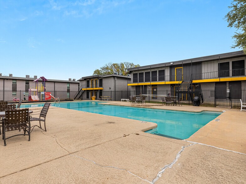 More Photos Of 504 Dudley Cir, Arlington Apartments For Sale