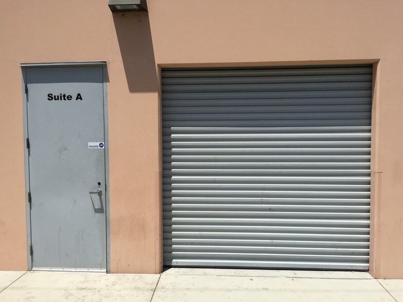 More Photos Of 1601 S Grand Ave, Santa Ana Showroom For Lease