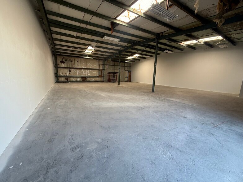 More Photos Of 11881 N 44th St, Clearwater Warehouse For Lease