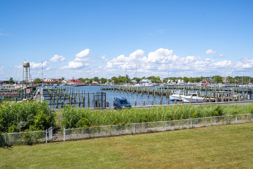 More Photos Of 700 Norris Harbor Dr, Crisfield Hotel For Sale